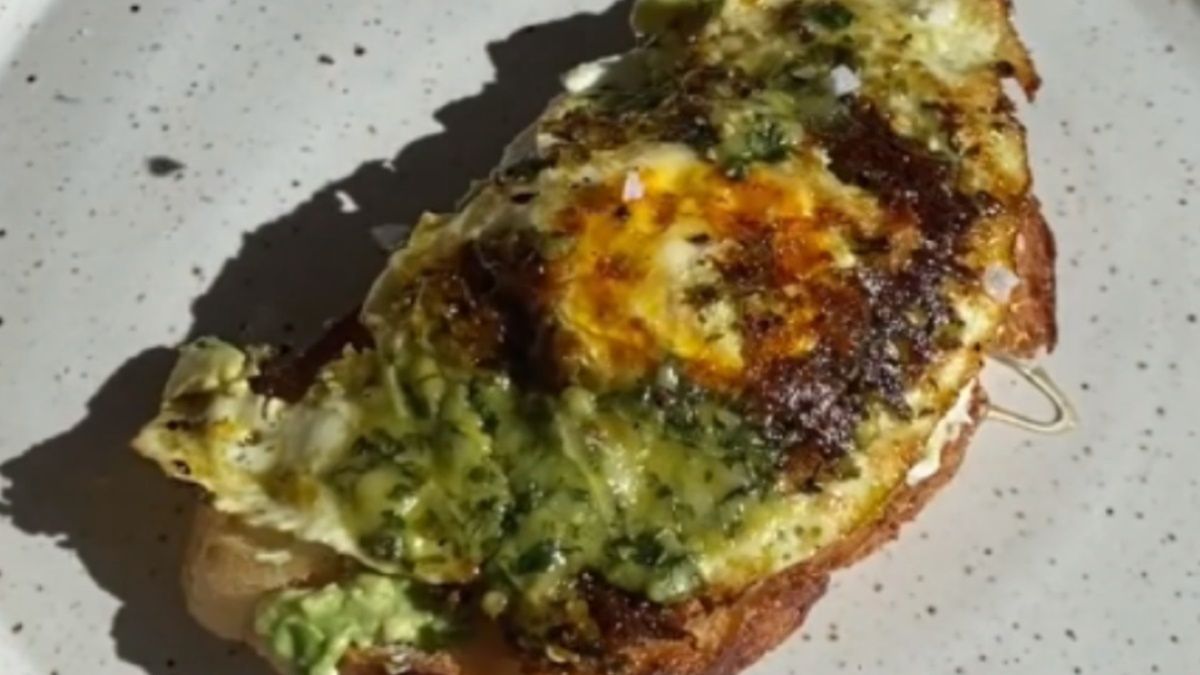 Przepis na jajecznicę z pesto i awokado. Jej wykonanie jest łatwiejsze, niż mogłoby się wydawać