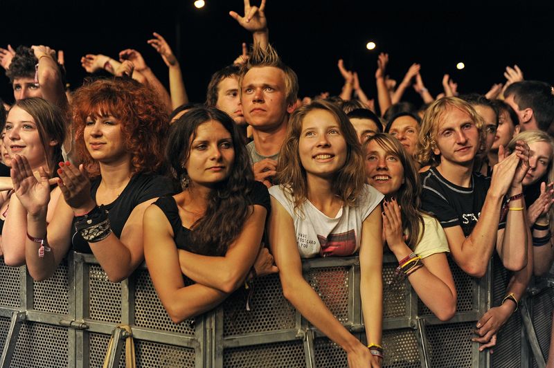 Ścisk pod sceną na festiwalu w Jarocinie sprzed lat