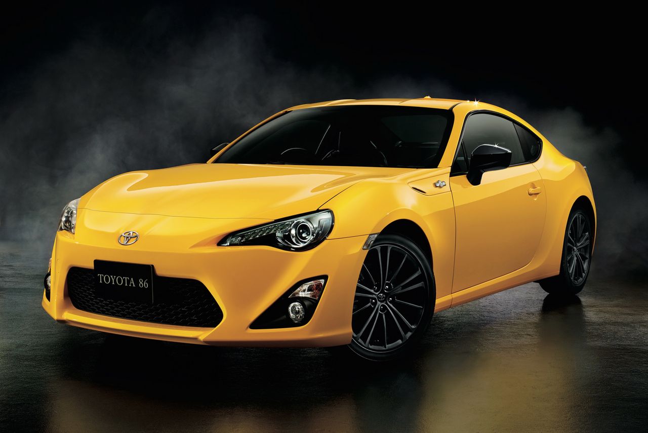 Cena Toyoty GT86 Yellow Limited wynosi 3 167 200 jenów (równowartość 96 357 zł), a za wersję z pakietem aerodynamicznym zapłacimy 3 852 200 jenów (równowartość 117 197 zł).