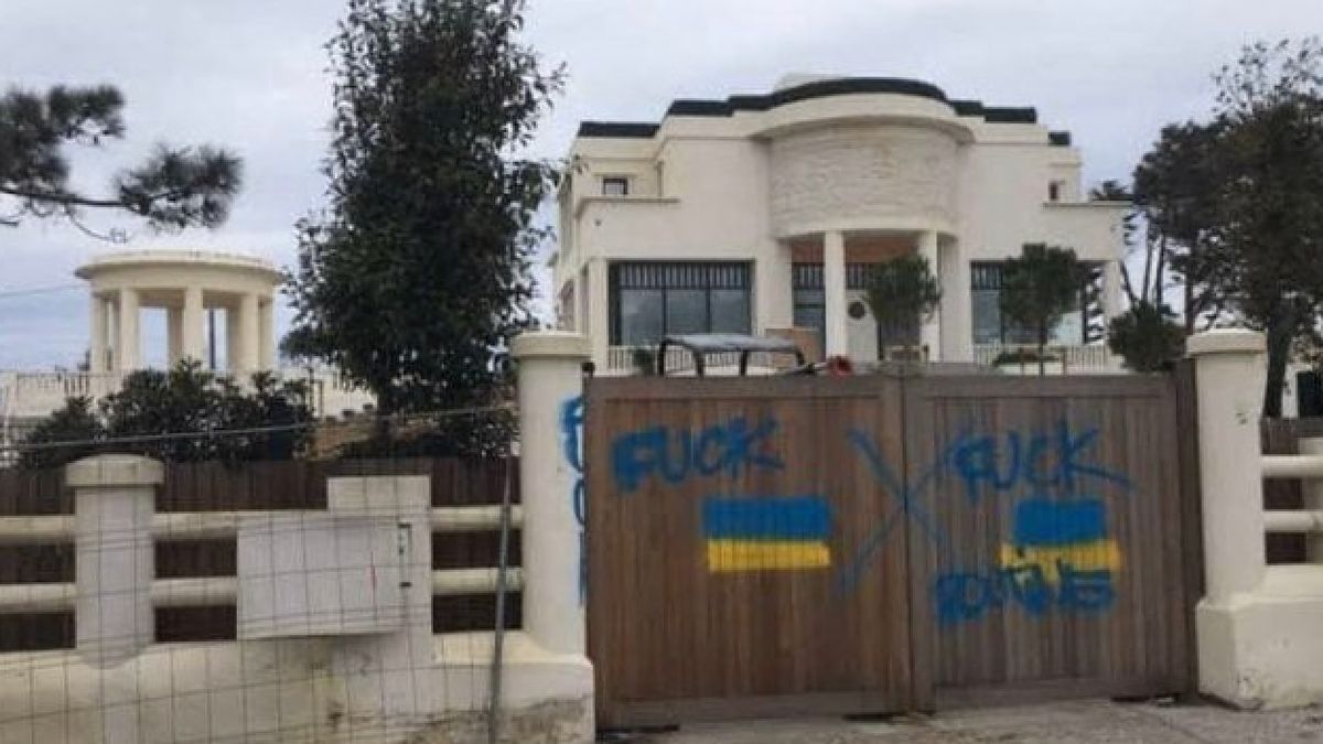 Wejście do domu, który rzekomo należy do Ludmiły Putin.