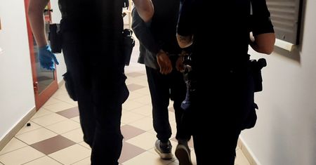 Uderzył kierowniczkę pociągu. Jechał bez biletu