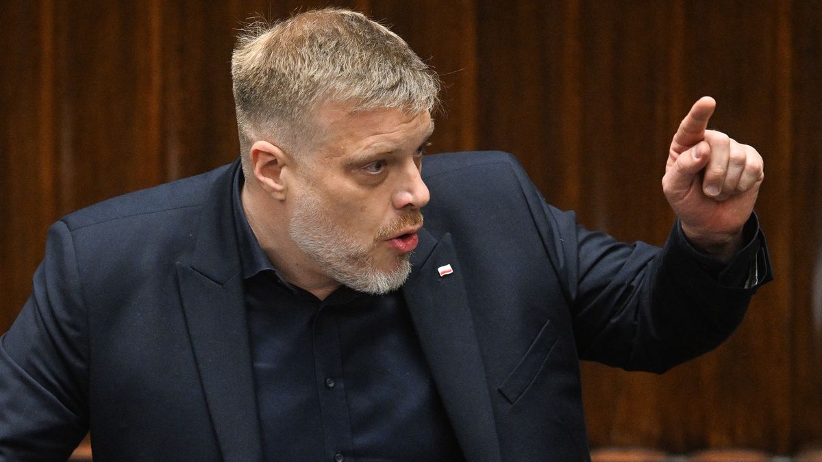 Adrian Zandberg
Warszawa, 03.06.2025. Pose� Razem Adrian Zandberg na sali obrad Sejmu w Warszawie, 3 bm. Pos�owie zajm� si� kilkoma rz�dowymi projektami deregulacyjnymi, m.in. w obszarze ordynacji podatkowej i aplikacji mObywatel. Pos�owie b�d� te� pracowa� nad projektem zmian w konstytucji z�o�onym przez prezydenta Andrzeja Dud�. (ad) PAP/Radek Pietruszka
Radek Pietruszka
X kadencja, 10, 10., aplikacja, Dziesi�ta, gest, kadencji, konstytucja, m�wnica, obrady, ordynacja podatkowa, palec, plenarna, polityk polityka, Polityka, posiedzenie, Posiedzenie Sejmu, pos�owie, projekt prezydencki, rz�dowe projekty deregulacyjne, sala, Sala plenarna posiedze� obrad, Sejm, Sejm RP, zmiany w konstytucji