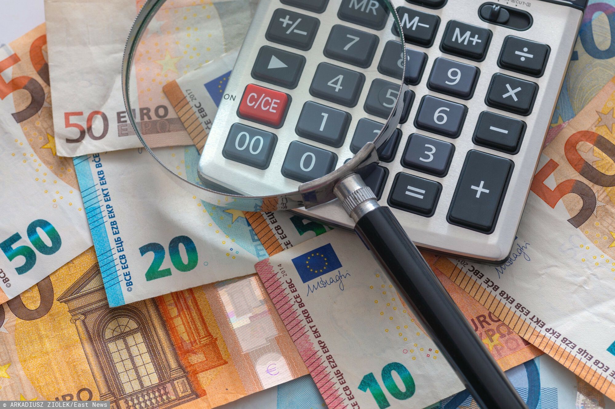 Stock Arkadiusz Zi�?ek
Fot. Arkadiusz Ziolek/East News.
n/z Lupa i kalkulator na tle banknotow euro.
ARKADIUSZ ZIOLEK