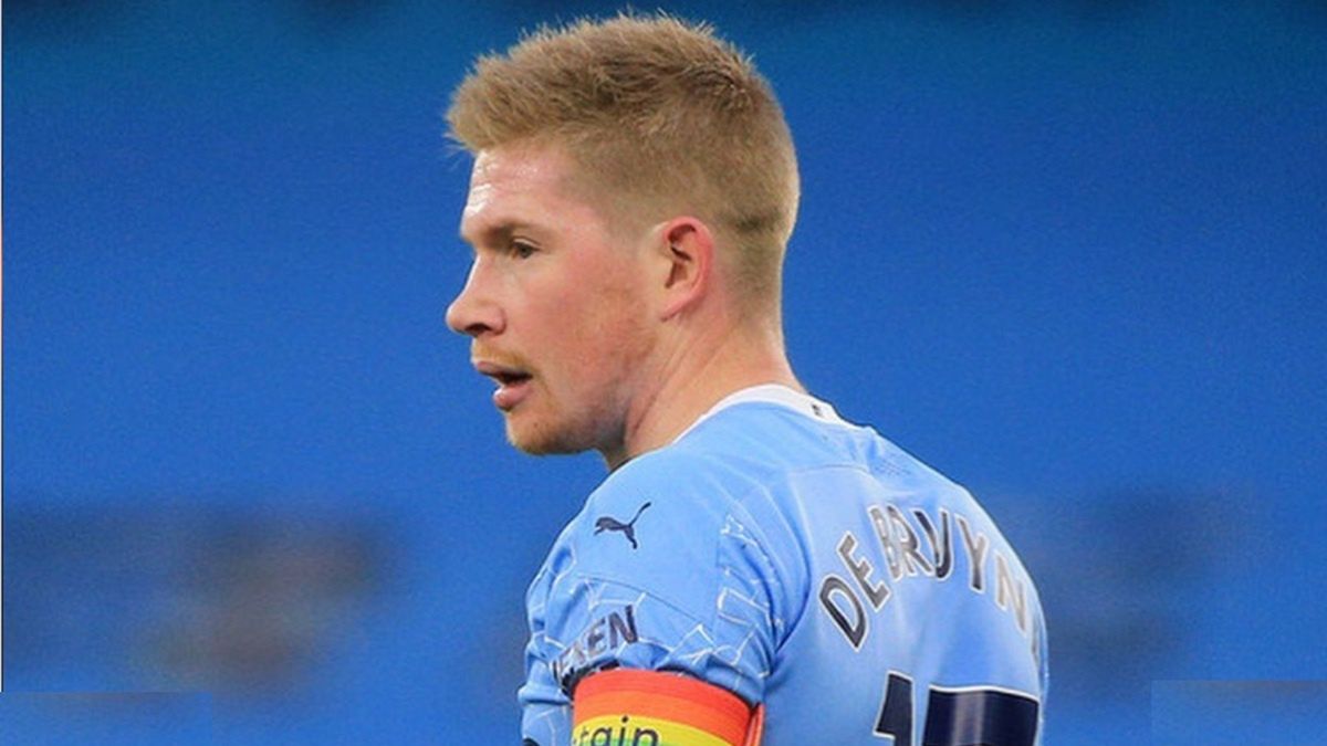 Kevin De Bruyne z tęczową opaską w czasie gry w Manchesterze City