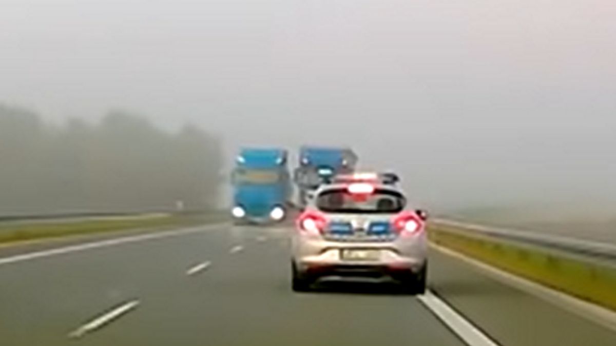 TIR niemalże "sprzątnął" radiowóz z drogi