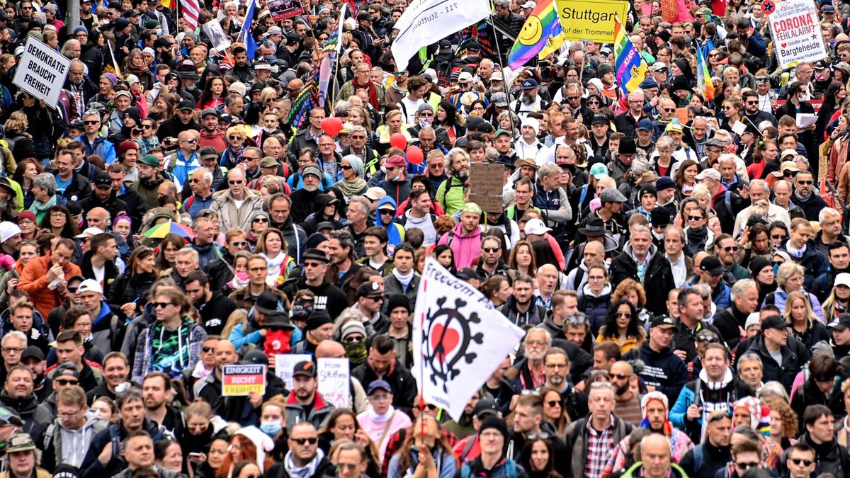 Protest przeciwko obostrzeniom w Stuttgarcie