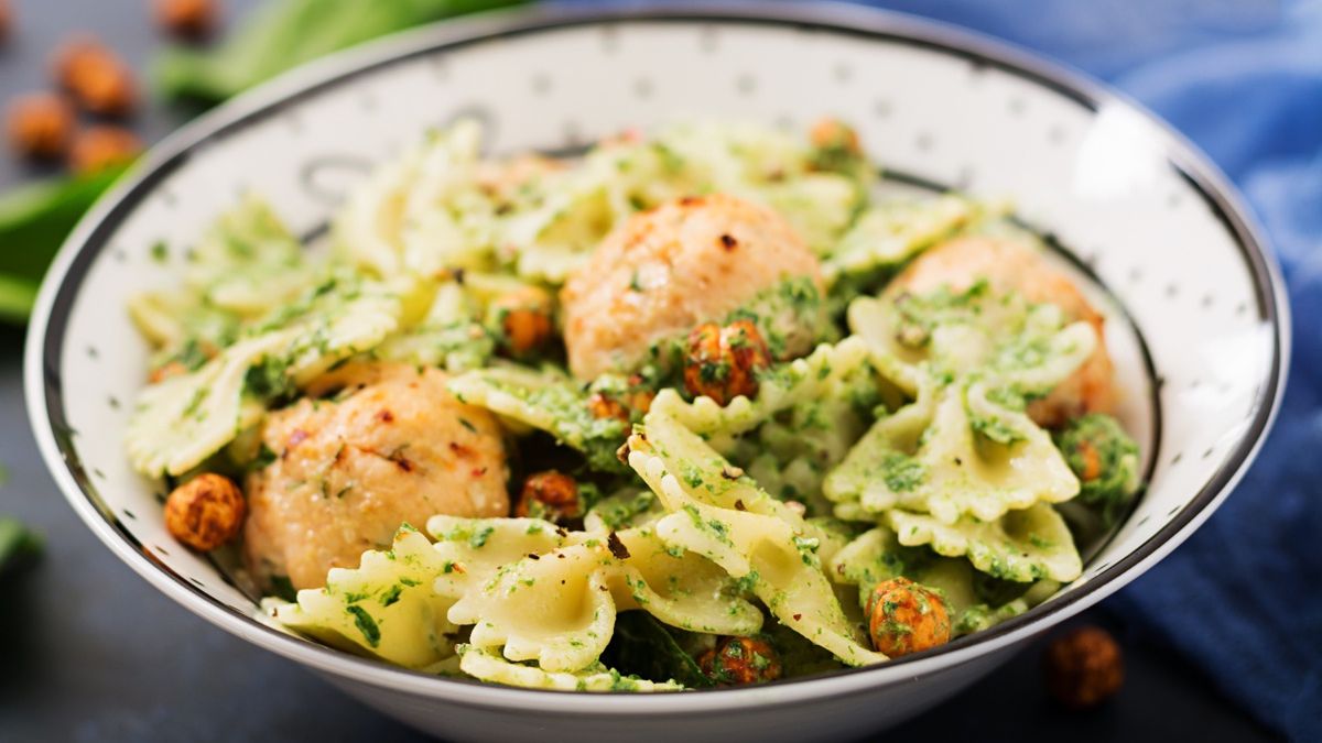 Makaron z kurczakiem i zielonym pesto