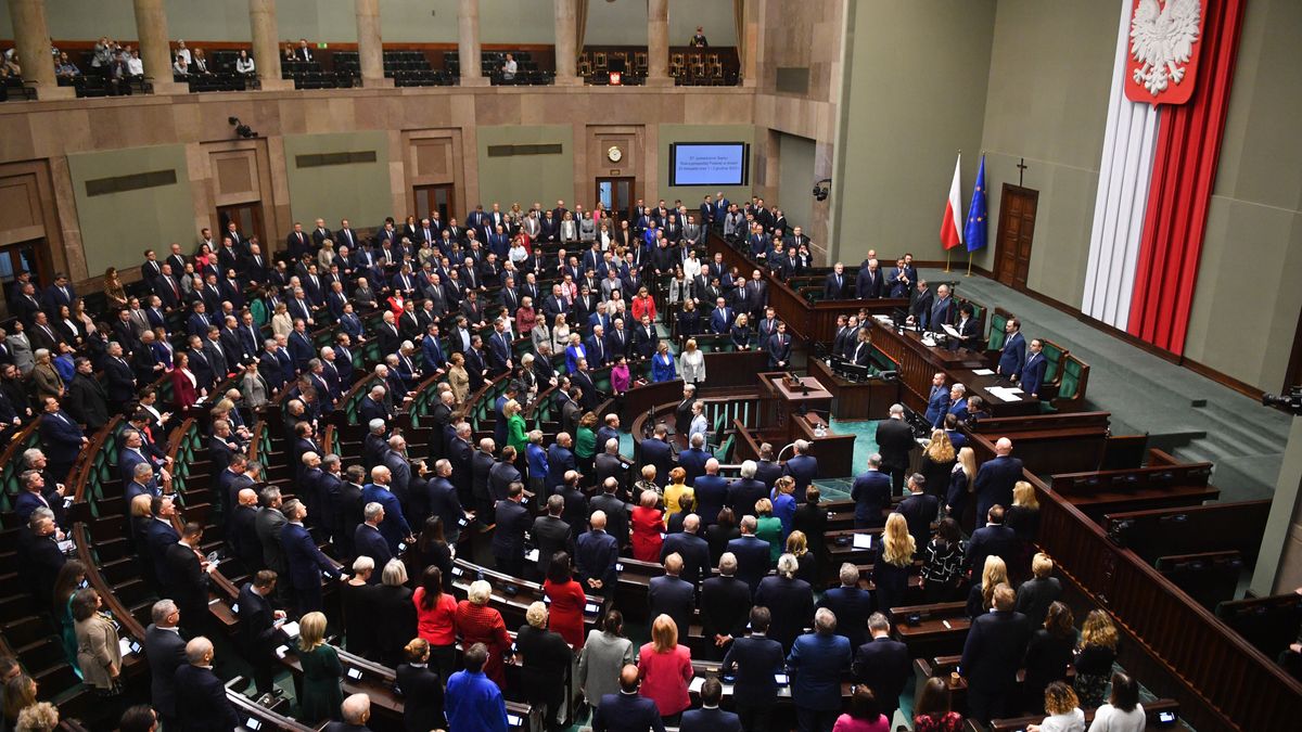 Warszawa, 30.11.2022. Posłowie na sali obrad Sejmu w Warszawie, 30 bm. Sejm zajmie się m.in. rządowym projektem nowelizacji Kodeksu pracy. (jm) PAP/Radek Pietruszka