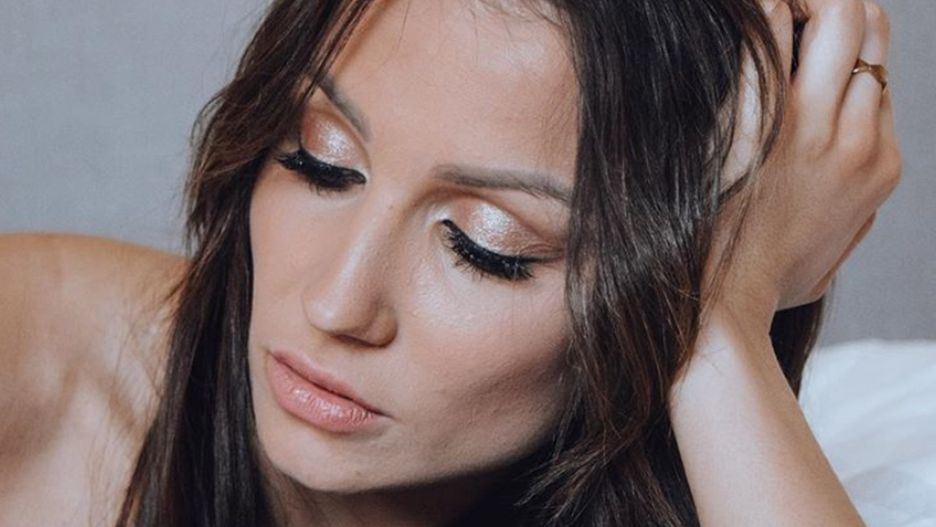 Sylwia Madeńska pozuje z flamingiem.