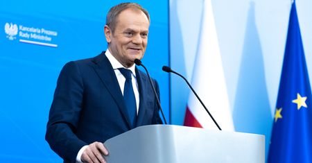 Tusk triumfuje. "Na takie wielkanocne życzenia czekaliśmy". Morawiecki reaguje