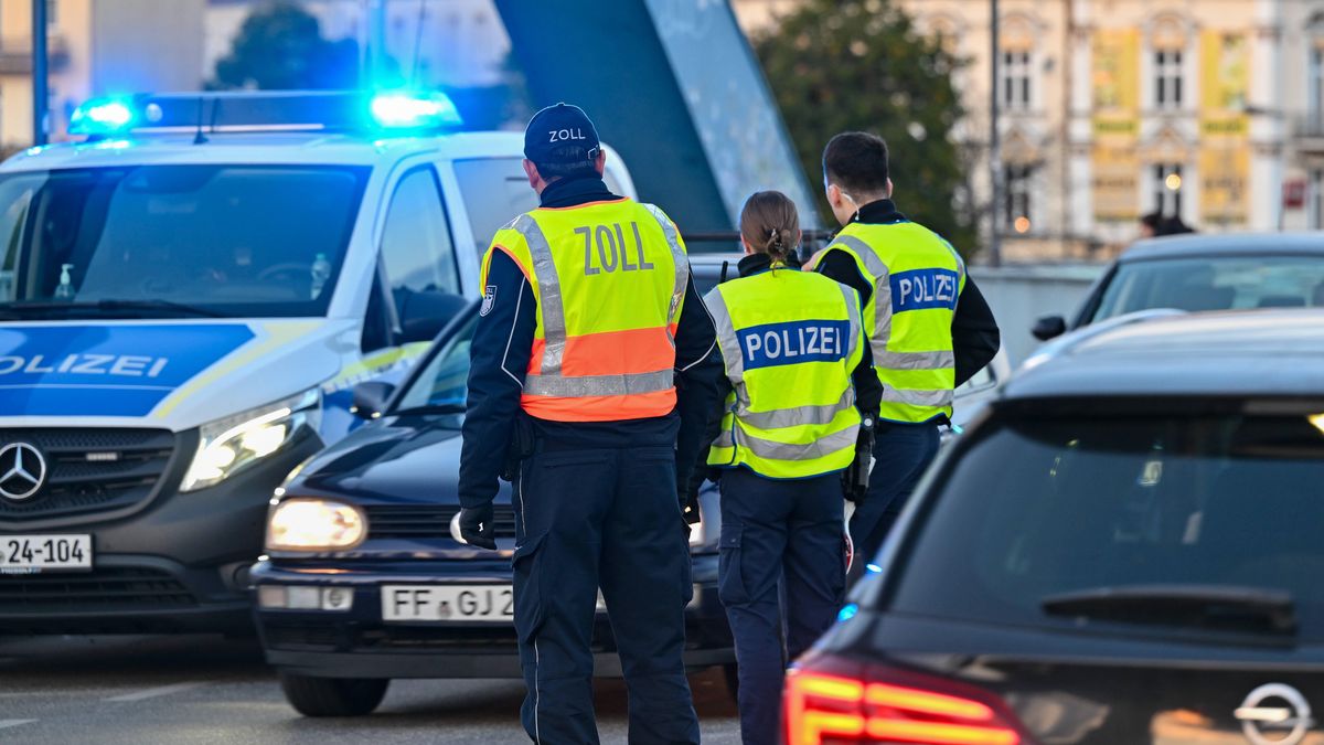 Federal police with stationary control at border with Poland
16 October 2023, Brandenburg, Frankfurt (Oder): The German Federal Police has started permanent controls at the German-Polish border crossing Stadtbrücke between Frankfurt (Oder) and Slubice. The decision by German Interior Minister Faeser (SPD) on Monday had temporarily introduced internal border controls. Faeser had announced that she had notified the EU Commission of stationary controls for the borders with Poland, the Czech Republic and Switzerland. Photo: Patrick Pleul/dpa 
Dostawca: PAP/DPA
Patrick Pleul
Federal Police, Smugglers, Locking, Asylum, Poland, Border, Border control, Immigration, Symbol, Symbol photo, Symbol image, Illustration, granica, kontrola, kontrole na granicy, migracja, nielegalna, Niemcy, niemiecko-polska, państwa, Polska, UE, Unia Europejska, Frankfurt, Słubice