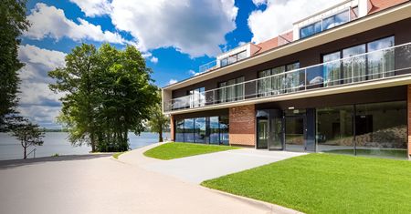 Wyjątkowy obiekt na Szlaku Wielkich Jezior Mazurskich. Leży przy samej plaży