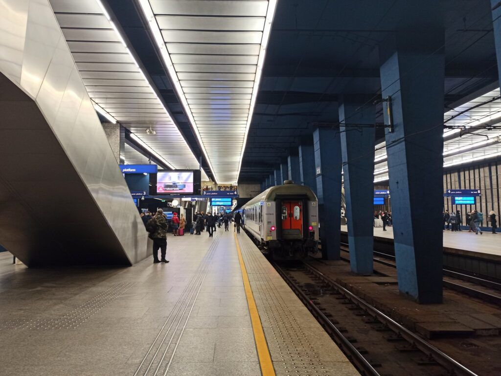 Warszawa: Warszawa Centralna bez postojów przez tydzień. Prace torowe i zmiany w ruchu