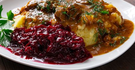 Mięso rozpada się pod widelcem, bo jest tak mięciutkie. Długo nie zachcesz zjeść zwykłego kotleta
