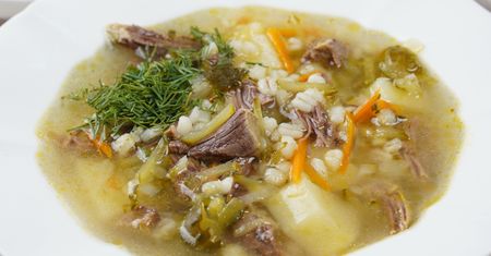 Do garnka z ogórkową dodaję jedną łyżkę. Podbija smak zupy tak, że każdy prosi o dolewkę