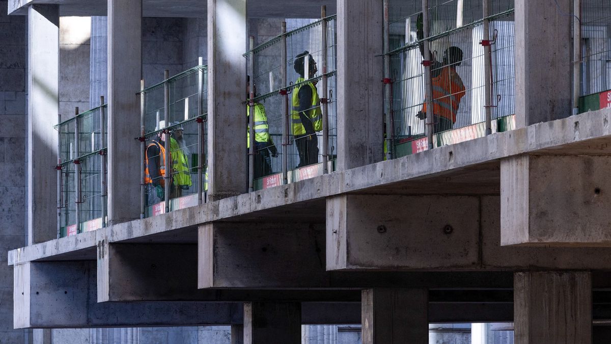 Construction workers on a new office building under construction in Birmingham, UK, on Tuesday, Feb. 20, 2024. HSBC Holding Plc slashed its exposure to commercial real estate in both the US and UK last year, the latest sign that lenders are looking to limit their losses as office occupancy rates in major cities continue to plummet. Photographer: Chris Ratcliffe/Bloomberg via Getty Images