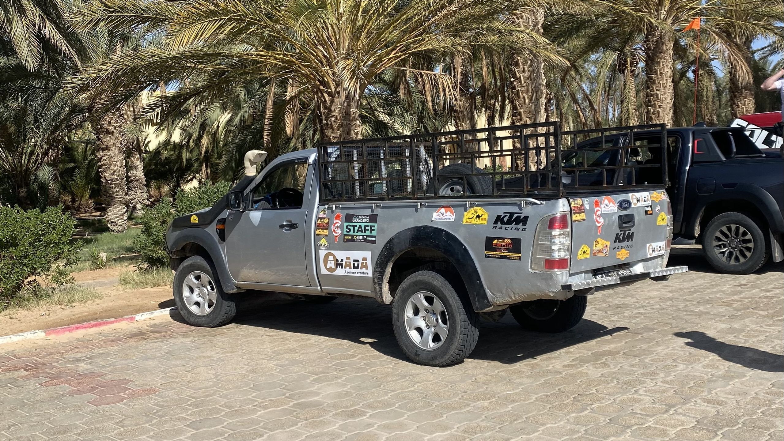 Lokalny przewodnik zapewnia wam legalność wyjazdu w teren i w razie czego dowiezie paliwo. Jest waszą przepustką do offroadowego raju w Afryce