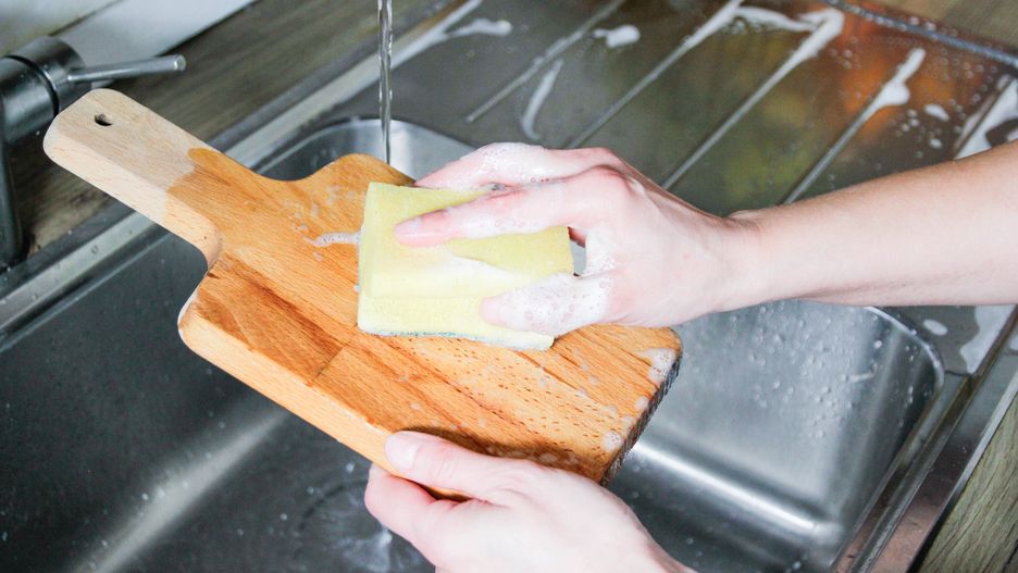 Washing cutting board
Washing up,  chopping board
Kinga Krzeminska