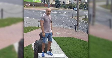 Ten mężczyzna „dosiadł” pomnik Lecha Kaczyńskiego w Kraśniku. Szuka go policja