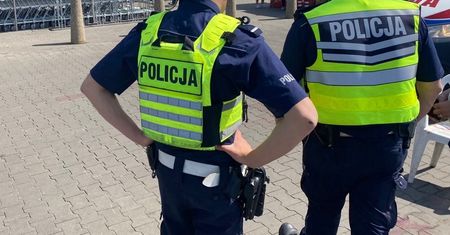 Upadł przed sklepem. Przez 11 minut nikt nie zareagował. Mężczyzna nie żyje