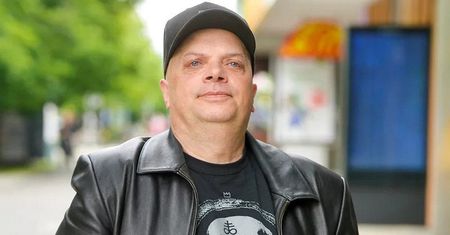 Krzysztof Skiba pozuje z młodszą partnerką. Podzielił się sylwestrową wpadką