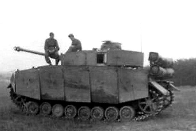 Niemiecki szkoleniowy czołg Panzerkampfwagen IV ze zbiornikami zawierającymi gaz miejski (Stadtgas). 