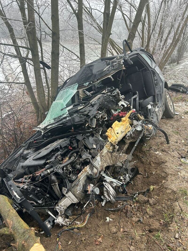 BMW wypadło z drogi na śliskiej nawierzchni