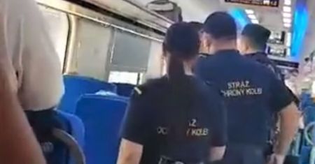 Interwencja policji w pociągu. Powalili go i wykręcali rękę, bo nie miał maseczki