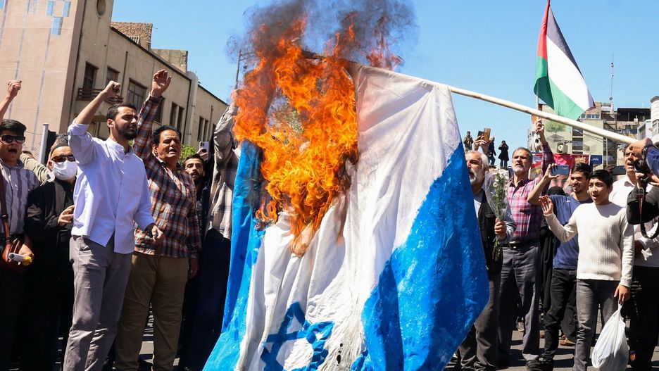 Pogrzeb cz?onk�w ira?skiej Gwardii Rewolucyjnej
Demonstrators burn an Israeli flag during the funeral for seven Islamic Revolutionary Guard Corps members killed in a strike in Syria, which Iran blamed on Israel, in Tehran on April 5, 2024. The Guards, including two generals, were killed in the air strike on April 1, which levelled the Iranian embassy's consular annex in Damascus. The funeral ceremony coincides with the annual Quds (Jerusalem) Day commemorations, when Iran and its allies stage marches in support of the Palestinians. (Photo by ATTA KENARE / AFP)
ATTA KENARE