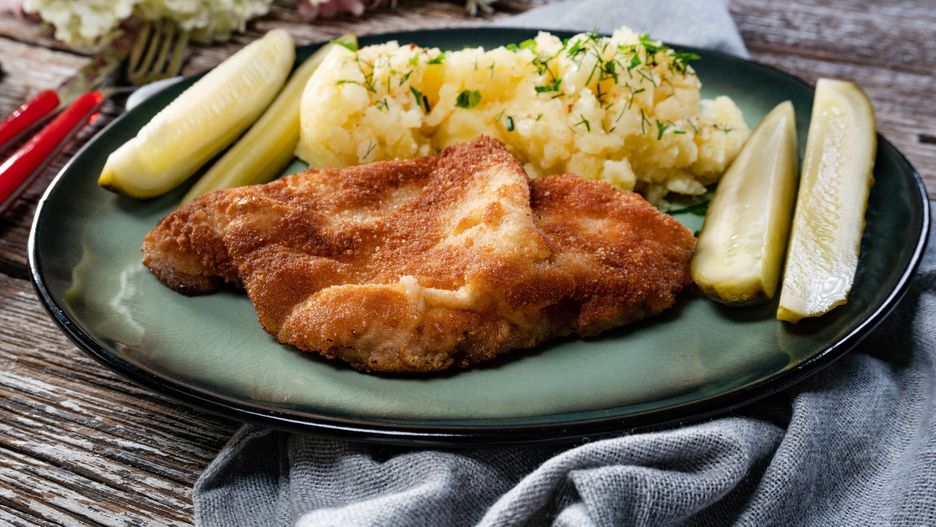 Kotlet schabowy z ziemniakami i ogórkiem kiszonym