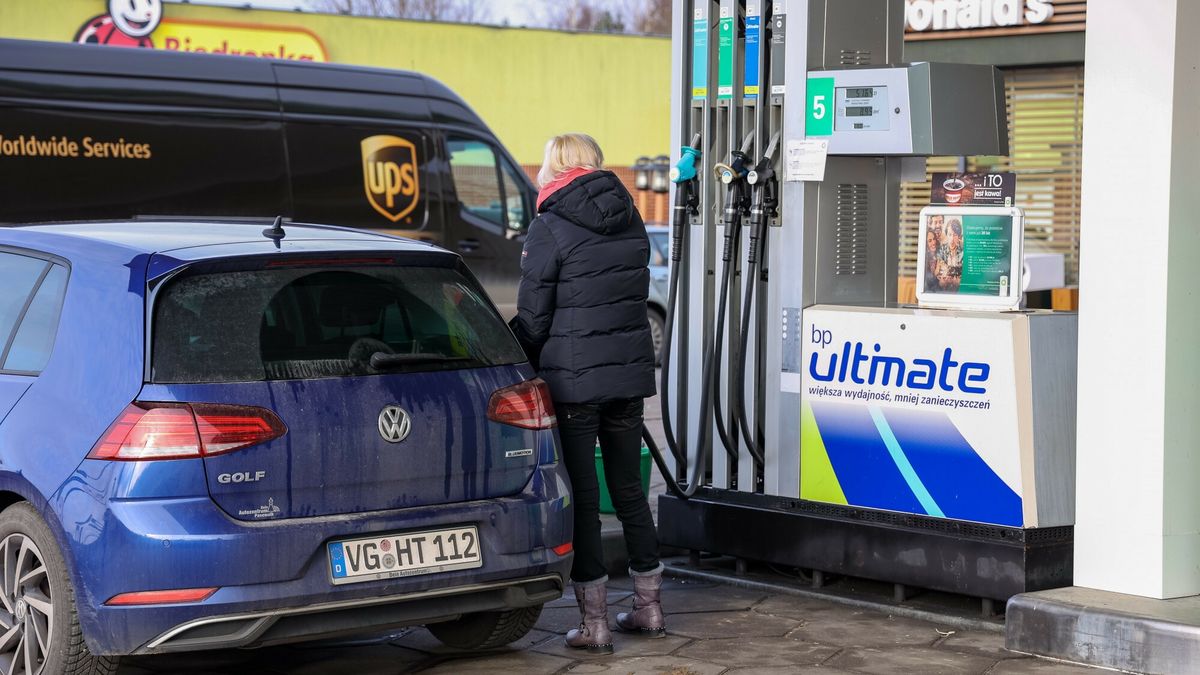 Cena ropy naftowej znów zaczęła rosnąć. To źle wróży cenom na stacjach.