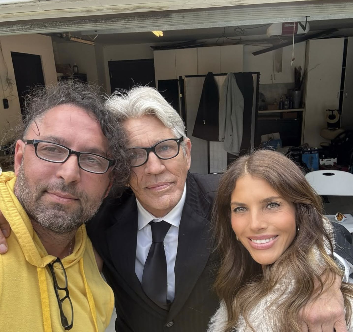 Weronika Rosati i Eric Roberts w towarzystwie reżysera filmu