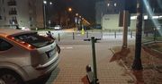 Warszawa: Mieszkańcy mają dość hulajnóg na chodnikach. 1,5 mln na naukę parkowania?