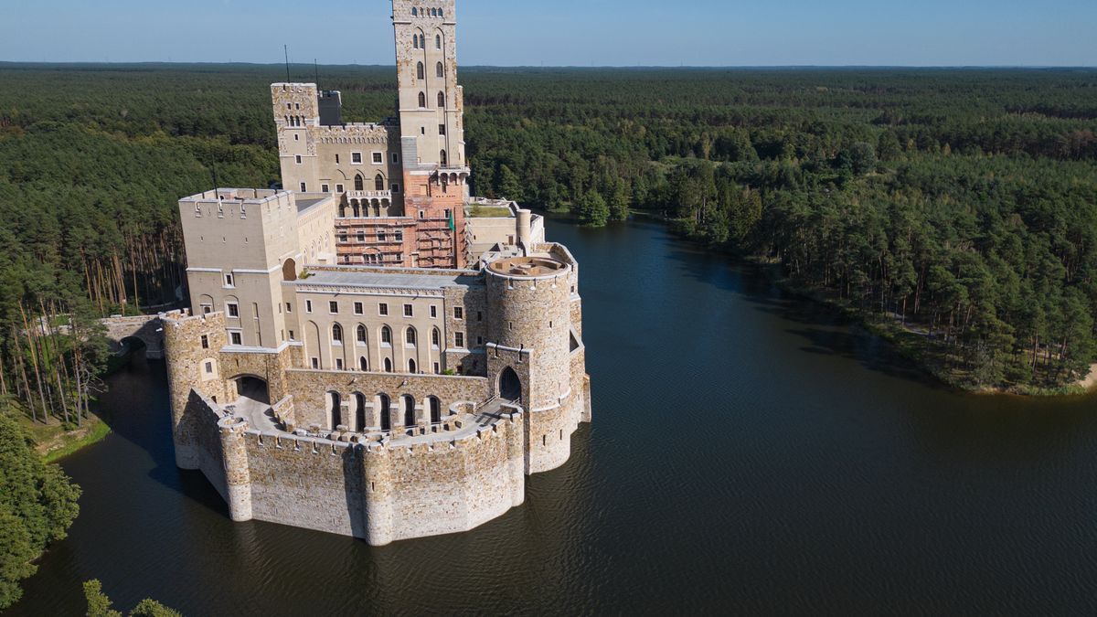 Zamek w Stobnicy powstał na obszarze Natura 2000 obejmującym Puszczę Notecką