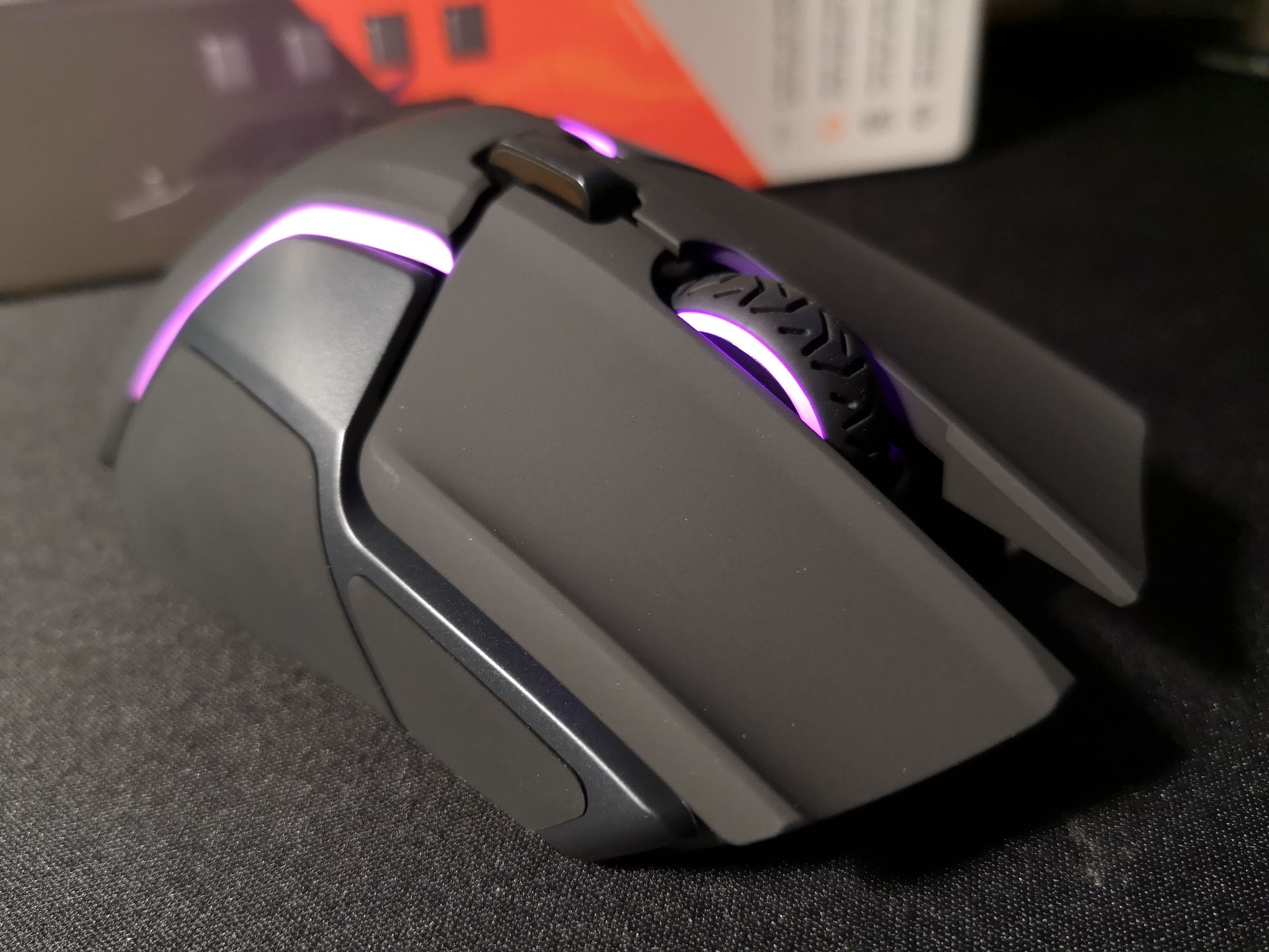 Rival 650 ma bardziej agresywne wzornictwo.