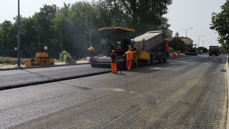 Układanie asfaltu na ul. Poniatowskiego w Lublinie