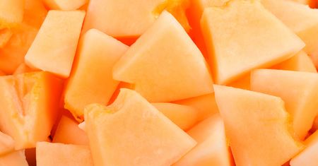 Zjedz wieczorem. Szybciej zaśniesz, a krępujące boczki znikną