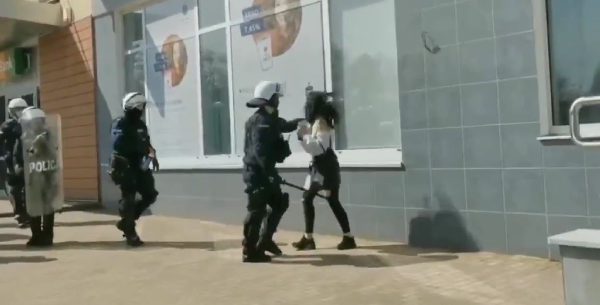 Brutalna akcja policjanta w Głogowie. Ofiarą jedna z uczestniczek protestu