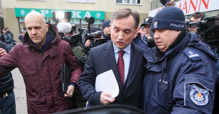 Komisja nie zmienia zdania, znamy kulisy. "Ziobro nie jest świętą krową"