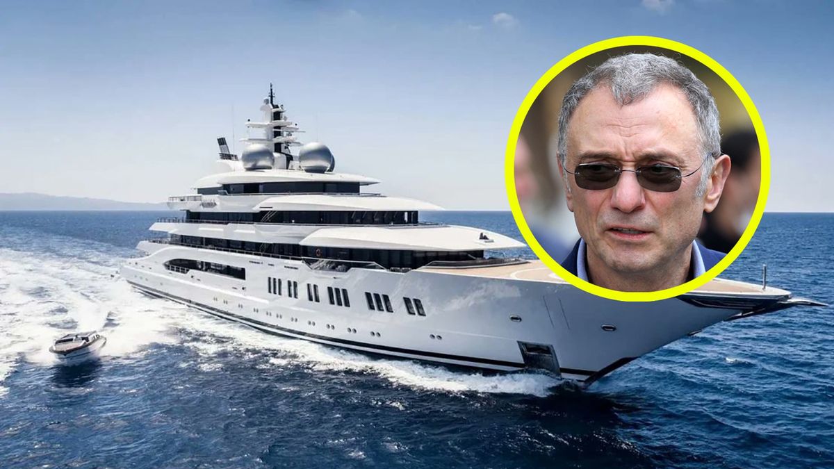 Statek Sulejmana Kierimowa płynie w kierunku portu na Fidżi