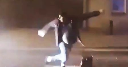 Makabra w Kościanie. Odpalał fajerwerki na ulicy i stało się coś złego. Przerażające wideo