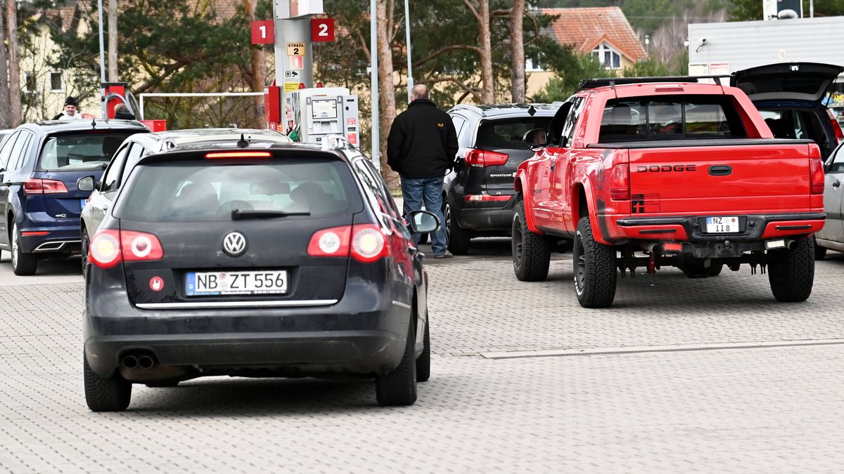 wzmo�ony ruch na przygranicznych stacjach paliw
Lubieszyn, 05.02.2022. Niemieccy kierowcy tankuj� paliwo na jednej ze stacji benzynowych w Lubieszynie (pow. policki), 5 bm. Zachodni s�siedzi u�ytkuj�cy pojazdy decyduj� si� na zakup paliwa w naszym kraju z uwagi na spadek cen paliw. (mb/ibor) PAP/Marcin Bielecki
Marcin Bielecki
auta, benzyna, dystrybutor, dystrybutory, lanie, mniej kosztuje, mniejsze koszty, nalewa�, nalewanie, Niemcy, niemieccy kierowcy tankuj� w Polsce, ni�sze ceny paliw w Polsce, obni�ka VAT, olej nap�dowy, paliwa, paliwo, pojazdy, ropa, r�nica cen, r�nica cenowa, samochody, spadek cen, stacja benzynowa, stacja paliw, tankowanie, ta�sze, ulga VAT, wlewanie, z zachodu, zachodni s�siedzi