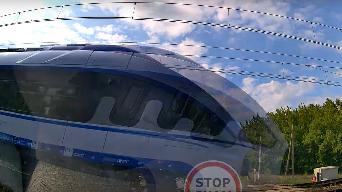 Pociąg nagle wjechał na przejazd  