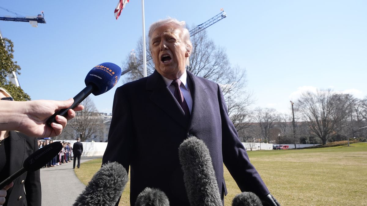 US President Donald Trump leaves White House for the weekend
epa12782071 US President Donald Trump speaks to the members of the media on the South Lawn of the White House before boarding Marine One helicopter en route Corpus Christi, Texas and Palm Beach, Florida, in Washington, DC, USA, 27 February 2026.  EPA/YURI GRIPAS / POOL 
Dostawca: PAP/EPA.
YURI GRIPAS / POOL
NEWS, USA, DC, WASHINGTON, TRUMP