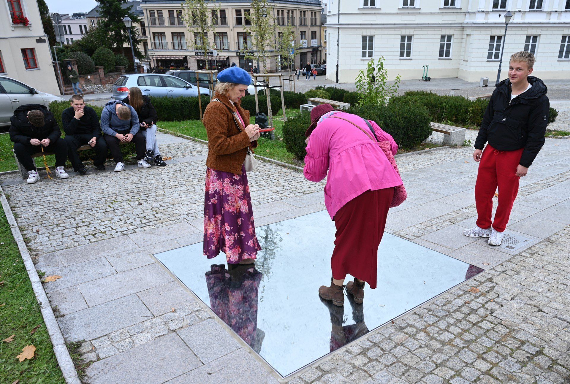 Nie brakuje zaciekawionych najsłynniejszym lustrem w kraju