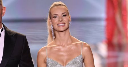 Izabela Janachowska na gali Miss Polski w dwóch kreacjach. Jedną z nich można kupić w jej sklepie