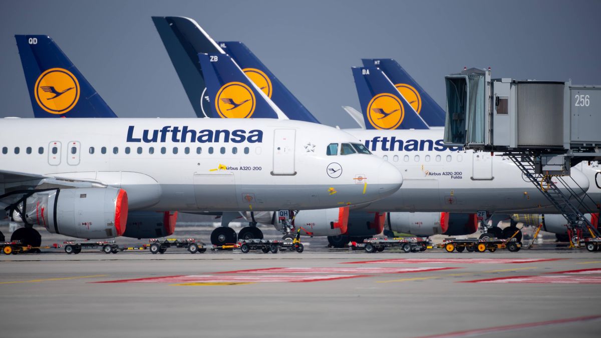 Coronavirus - Munich Airport
03 April 2020, Bavaria, Munich: Decommissioned Lufthansa aircraft stand on the apron at Munich Airport. The engines of these aircraft are covered with plastic film. As a result of the corona pandemic, air traffic has come to a virtual standstill. Photo: Sven Hoppe/dpa 
Dostawca: PAP/DPA.
Sven Hoppe
traffic, Air traffic, Epidemics, Airplane, Freight train, Covid-19, Coronavirus, Corona virus, epidemia, epidemie i zarazy, koronawirus, lotnisko, pandemia, samolot, SARS-CoV-19, transport lotniczy