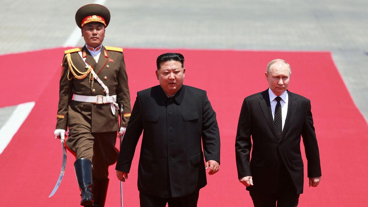 Russian President Vladimir Putin (R) and North Korean leader Kim Jong Un (C) attend an official welcoming ceremony during their meeting in Pyongyang, North Korea, 19 June 2024. The Russian president is on a state visit to North Korea from 18-19 June at the invitation of the North Korean leader. He last visited North Korea in 2000, shortly after his first inauguration as president. EPA/GAVRIIL GRIGOROV / SPUTNIK / KREMLIN POOL MANDATORY CREDIT Dostawca: PAP/EPA.