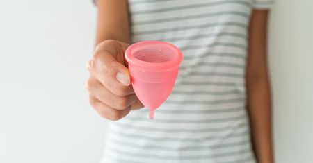 Kubeczek menstruacyjny – rodzaje, zalety i wady