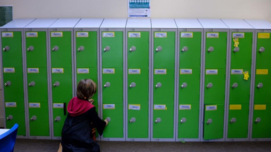 Chłopiec został zamknięty w klasie, bo za długo się przebierał. Postanowił wyskoczyć z okna